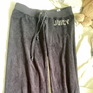 Juicy Couture mjukis - Säljer nu mina ursnygga Juicy mjukis. Ingen aning om dom är äkta, där av de billiga priset.  Strl M, men skulle säga att dom passar S-L beroende på hur tight man vill dom ska sitta 💗