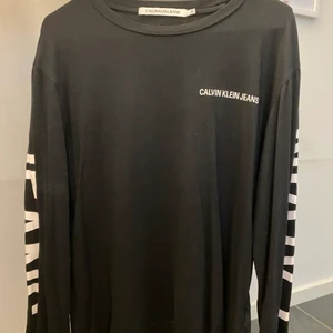 Långärmad - Svart långärmad i strl S! Calvin Klein detaljer på bröstet o båda armarna