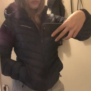 Peak performance jacka  - Den är mörkblå och dunn material, bra skick bara att det finns ett pyttelitet hål i den på baksidan av jackan. Den går att spänna fast så att den blir figursydd, Pris kan diskuteras, kontakta för fler frågor💞💞