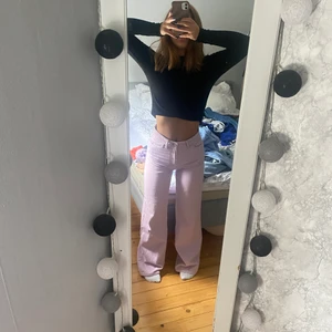 Monki jeans - Intressekoll på mina lila Monki jeans i den populära modellen Yoko💕💕💕stl 25 för långa för mig som är 158 och har korta ben