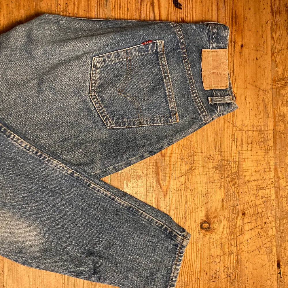 Säljer mina bästa levis byxor som är som mom jeans i modellen. Står som 32/32 i storlek men har krympt med tiden till typ 27 eller 28 i midja. 100kr eller högsta bud. . Jeans & Byxor.