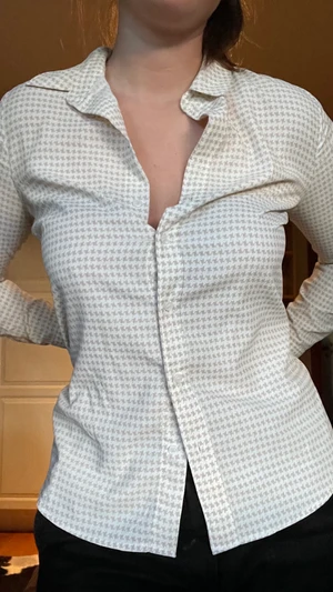 Beige/krämfärgad skjorta - Supersnygg skjorta i skönt linnematerial!