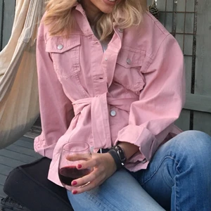 Ljusrosa jeansjacka - Säljer denna jeansjacka från Zara som är i fint skick. DM för fler bilder 💕
