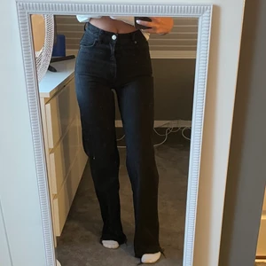 Jeans - Grå/svarta jeans från zara. Modellen heter the ’90s full length. Använda Max 3 gånger och säljer då de är för små för mig. Skriv privat för fler bilder.