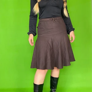 Kjol - En knälång kjol från EDEIS i storlek 36? UK 8 och USA 4. Designad i Frankrike. 100% Linnen. Modellen använder vanligtvis storlek S och är 169cm för referens. Fickorna på baksidan är små, men går att användas! Midjebredd 36/37cm. Spårbar frakt är inräknad i priset. 