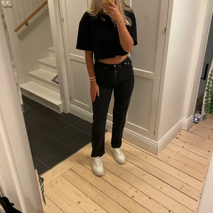 Svarta jeans - Säljer dom här jeansen då jag tycker dom är något förkorta för mig tyvärr:( Byxorna är ifrån nakd i väldigt bra skick skulle säga att dom passar personer som är mellan 163-170cm långa!
