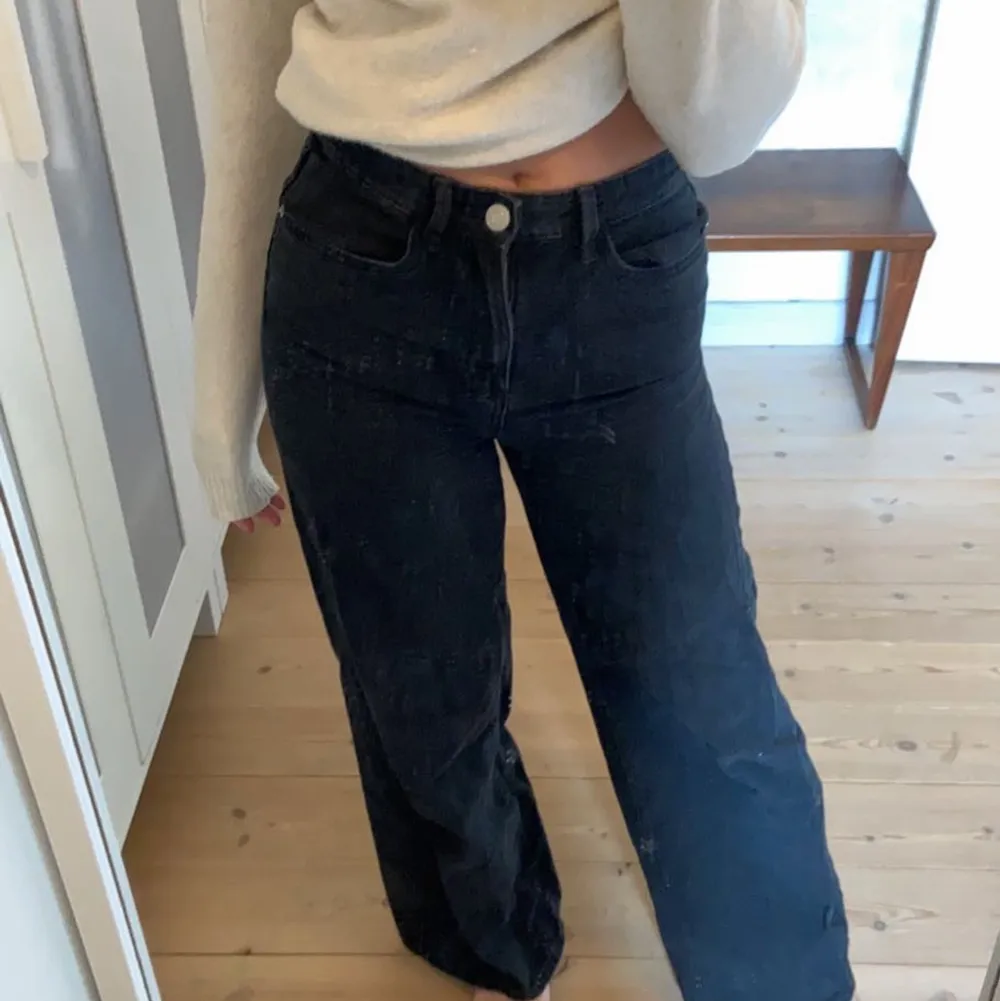 Skitsnygga jeans från Lindex som är i jättebra skick trots att det varit mina favorit jeans. Lite tajta i midjan men inte så värst, de går precis över foten på mig som är 163cm💓💓. Jeans & Byxor.