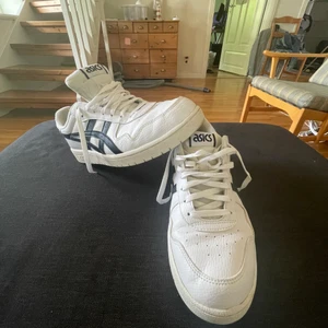 Asics skor - Asics skor knappt använda, 1 år gamla använda ett 20 gånger ungefär.