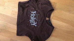 Crop top - Trendig brun croptop med rhinestones, alla stenar är kvar. jätteskönt lite stretchigt material. köpare står för frakt 💓😊