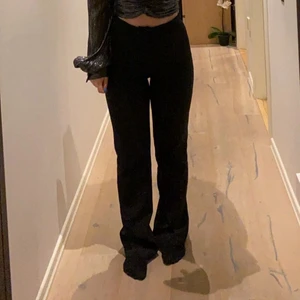 Kostymbyxor - Säljer dessa fina kostymbyxor från bikbok! Använda 2 grr och är i väldigt fint skick. Bilderna är lånade!! Skriv om ni vill ha bilder på dem. 