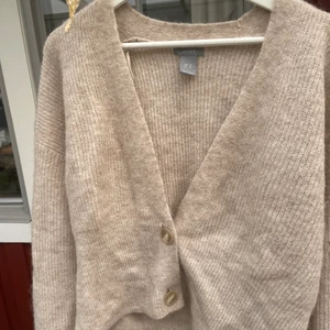 Kofta från Lindex  - Superfin kofta från Lindex som inte kommer till användning. Endast använd en gång så den är i väldigt bra skick. Nypris 400kr säljer för 200kr+frakt. 