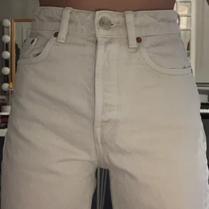 Jeans  - Super super fina jeans som tyvär blivit försmå, vill du ha fler bilder är det bara att fråga så fixar jag, storlek 34, pris 55 + frakt! Byxorna är inte så tajta som dem ser ut att vara på bilderna, dem är bara super små på mig!