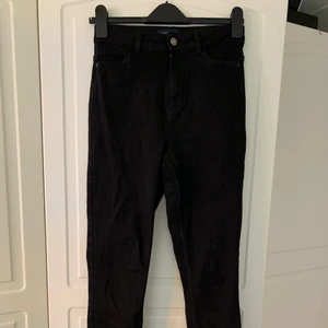 Oanvända svarta jeans från Pieces - Helt oanvända högmidjade svarta jeans från Pieces i storlek M. Köpta på Vero Moda. Jeansen är i riktigt jeansmaterial, dvs relativt tjockt tyg och bra kvalité. Skickas eller hämtas i Linköping 