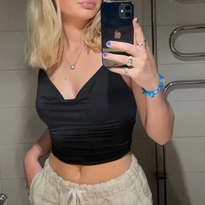 Svart linne  - Storlek XS men passar S/liten M då man kan reglera själv. Fint skick. Nypris 199, säljer för 90kr + frakt 🖤🖤🖤