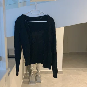 Svart cardigan - En svart cardigan med svarta knappar