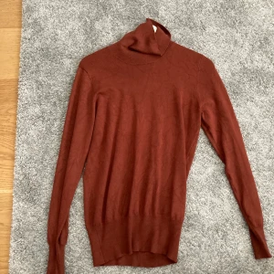 Polotröja  - Stickad, Aldrig använd 