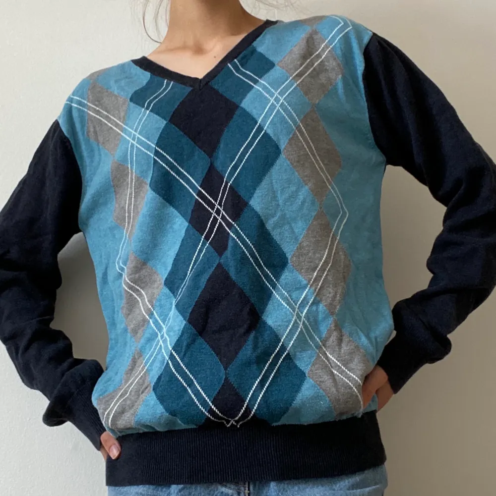 Supersnygg blå tröja med argyle mönster i jättebra skick!. Tröjor & Koftor.