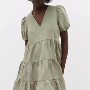 Zara klänning grön  - Hej! Säljer nu min gröna klänning från zara som är använd 2-3 gånger och ser ut som ny. Säljer pågrund av ingen användning. Har storlek M i denna men passar mig som vanligtvis bär S. Jätte fin klänning som är slutsåld. Hör av er vid frågor!❤️