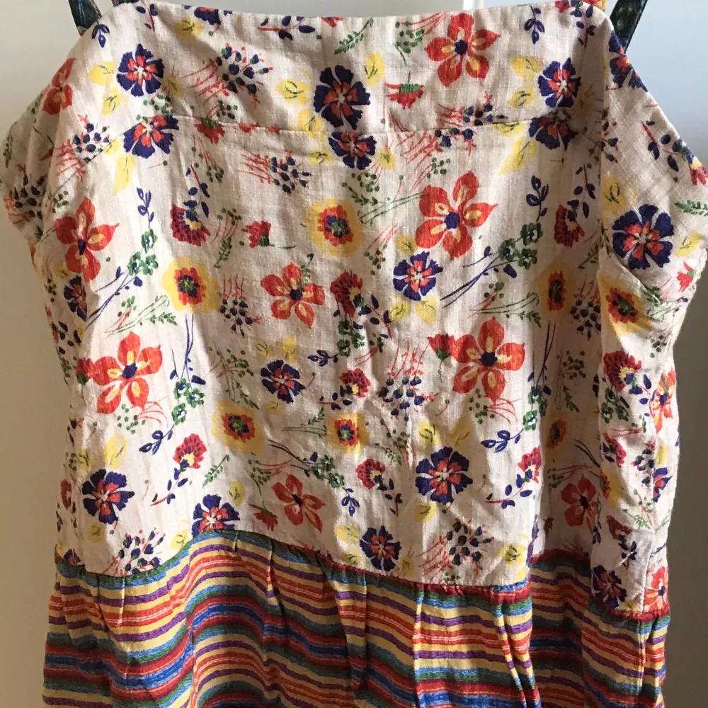 this is an amazing patterned top that fits the cottagecore/fairy aesthetic perfectly! you can wear it cropped or normally :)) . Toppar.