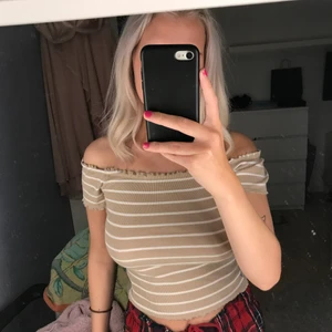 Randig off shoulder topp - En jätte fin randig off shoulder topp i vit och beige. 