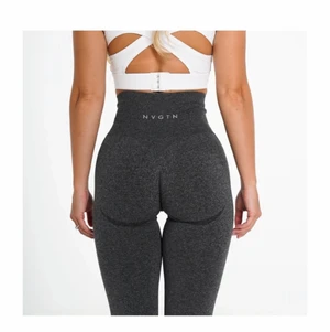 Populära Nvgtn tights - Navigation tights i bra skick! Använda fåtal gånger! Storlek S! Gratis frakt! Samma färg som första bilden. Kan sänka pris vid snabb affär!