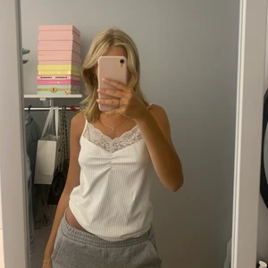 Linne - Gulligt, du kan ha som nattlinne eller en söt topp. Passar tyvär inte mig då den är lite stor🌸 storlek M