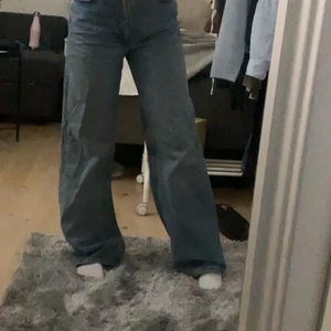 Jeans från monki - Jeans som jag köpt i våras som inte kommer till användning för gillar inte de breda benen. Lite slitna på ena benet längst ner. Köpte på monki för 400kr. Mellan blå färg jätte fin medel hög midja. Jag är 154 och dom är lite för långa för mig