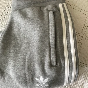 Addidas mjukisbyxor St:XS - Gråa herr mjukisbyxor som är använd ett fåtal gånger. Små pigmentfläckar på vänstra fickan ungefär, knappt märkbara. Storleken är ganska stor i st  
