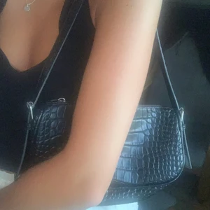 Fin hand/axel väska - Säljer denna fina fake-ormskinn väska från Nelly. Fråga om ni undrar över något💕💕💘