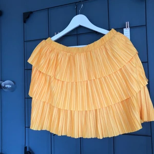 Kjol - Super gullig zara kjol!!! FÄRGEN MER RÄTTVIS PÅ BILD TVÅ!! Passar även M