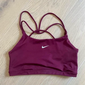 Nike indy sport bh Mörkröd XL (M-L!)  - Säljer denna supersnygga sportbh med mer support än man kan tro pga att den är lite för liten för mig när jag har rensat. Använd ett par gånger utan skavanker. Storlek XL men liten i storleken. Mer som M-L/C-kupa. Frakt betalas av köparen, brukar landa på ca 50 kr. Nypris 329. 
