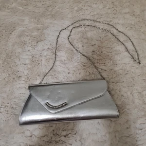 Väska - Silver axelväska i bra skick. Priset går att diskutera. Skriv för mer info.