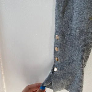 Zara tröja - Grå stickad tröja från zara med knappar💕