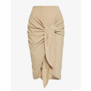 nelly wrap tie skirt - såå fin beige kjol som man själv knyter + är stretchig så därför passar den XS-M (egentliga storleken är S) slutsåld och säljs ej hos nelly längre💕💕