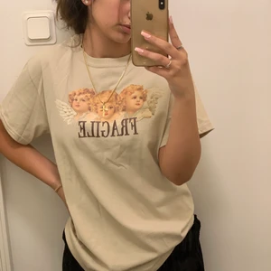 Ängel T-shirt  - T-Shirt från Minga London som jag använt fåtal gånger. Med ängel motiv på bröstet och texten ”Fragile”. Skriv till mig för mer bilder<3 S men skulle passa M oxå❤️