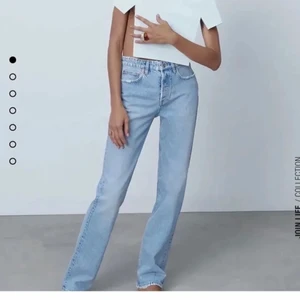 Mid rise straight leg jeans från zara! - Populära slutsålda zara jeansen, ljusblåa. Har en slitning på vänster sida bredvid hyskan. Det är ett hål men som ni ser är det trådar som går över vilket gör att det oftast inte syns igenom. Går att sy igen men enligt mig är det bara en cool detalj som ändå flyter in. Jag är ca 170 o de är typ 4cm för långa för mig, dock lägger de sig 1 cm över marken när jag har tex converse. Använda max 4ggr i fint skick. Passar 32-36 och gärna långa tjejer! Buda på!!💗💗💗 köpta för direkt pris!!