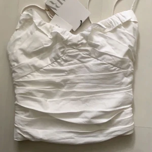 Topp - Helt ny topp från zara som inte kommit till användning, köpte för 250kr