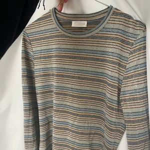 Party ✨🙏🏽 - Med snygga low rise jeans å smycken å balla skor du har en fest outfit 😎😏 nypris : 1000kr på NK. Pris är inkl frakt