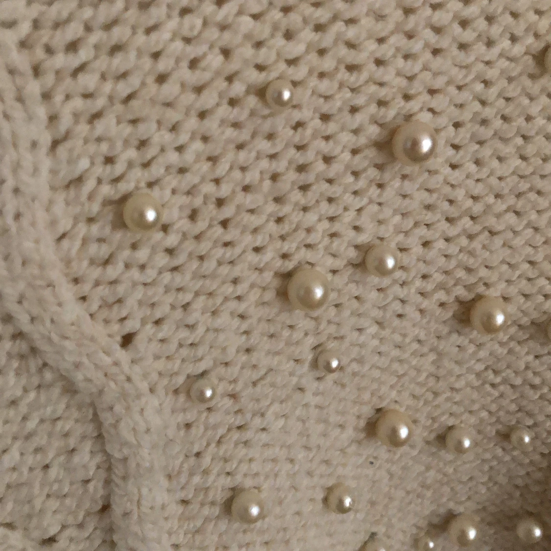 stickad tröja med pärldetaljer - 91