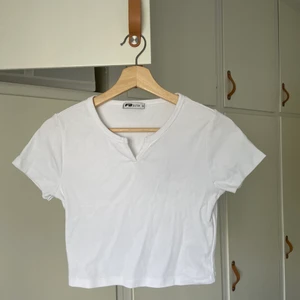 Croppad t-shirt  - Croppad vit T-shirt med fin skurning i halsen