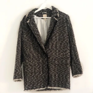 Svart vit tweedkappa  - Svart vit tweedkappa från TREND H&M i storlek 38. Mycket bra skick! 