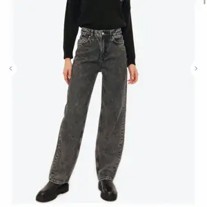 Säljer dessa jeans från chiquelle, knappt använda så skicket är som nytt. Väldigt bekväma och snygga, storlek 38, 200 kr + frakt!💕