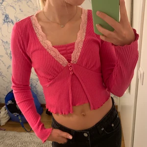 Urbanoutfitters set - Set med kofta och linne från urban outfitters! Jättefint skick och frakt tillkommer på 60kr💕💕