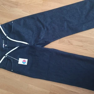 Helt nya District 46 ;baggy Skate jeans; - Köpte för stor storlek, riktigt fina, helt nya, vida; lös passform, köpta för nypris 799 kr, 