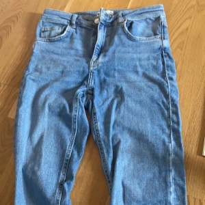 Mom jeans - Ljusa jeans från Gina Tricot stl 42