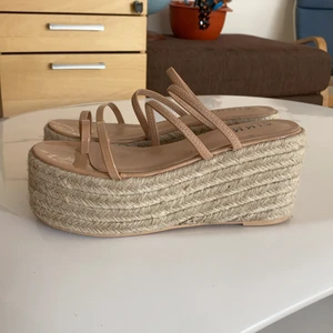 Sandaletter köpta från asos. - 8cm höga sandaletter köpa från asos. Storlek 41. Bra skick använd en gång. Frakt ingår i priser.