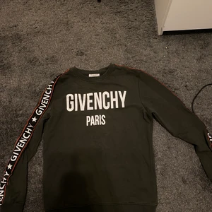 Givenchy tröja storlek S  - Fräsch givenchy tröja i storlek S, passar även i XS. 