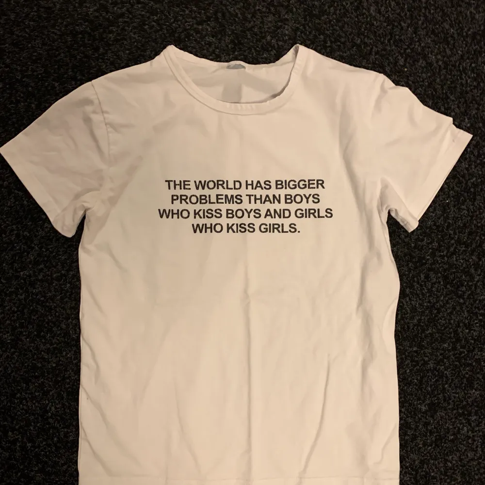 Statment tshirt med lite flagnande text men inget som syns på håll🤩🤩. T-paidat.