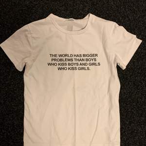 Statment tshirt med lite flagnande text men inget som syns på håll🤩🤩