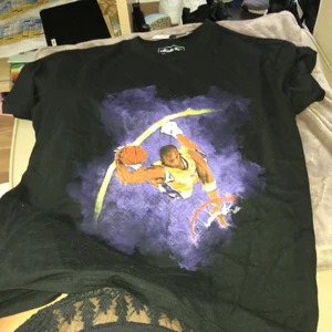 T-shirt  - En ny T-shirt stl s lite overzize